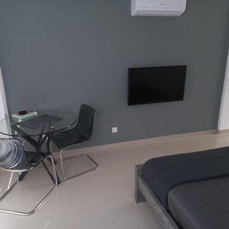 Modern Studio Apartment Armonia Court Паралимни Екстериор снимка