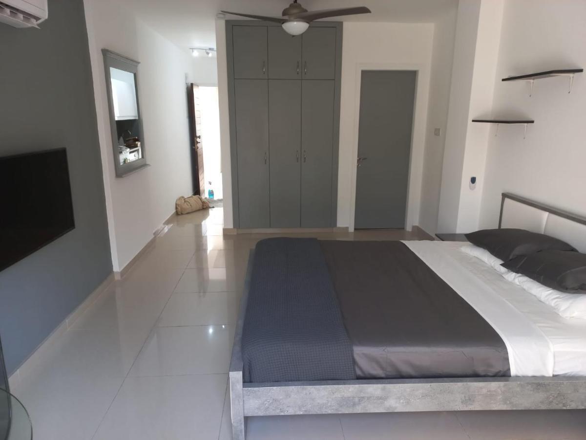 Modern Studio Apartment Armonia Court Паралимни Екстериор снимка