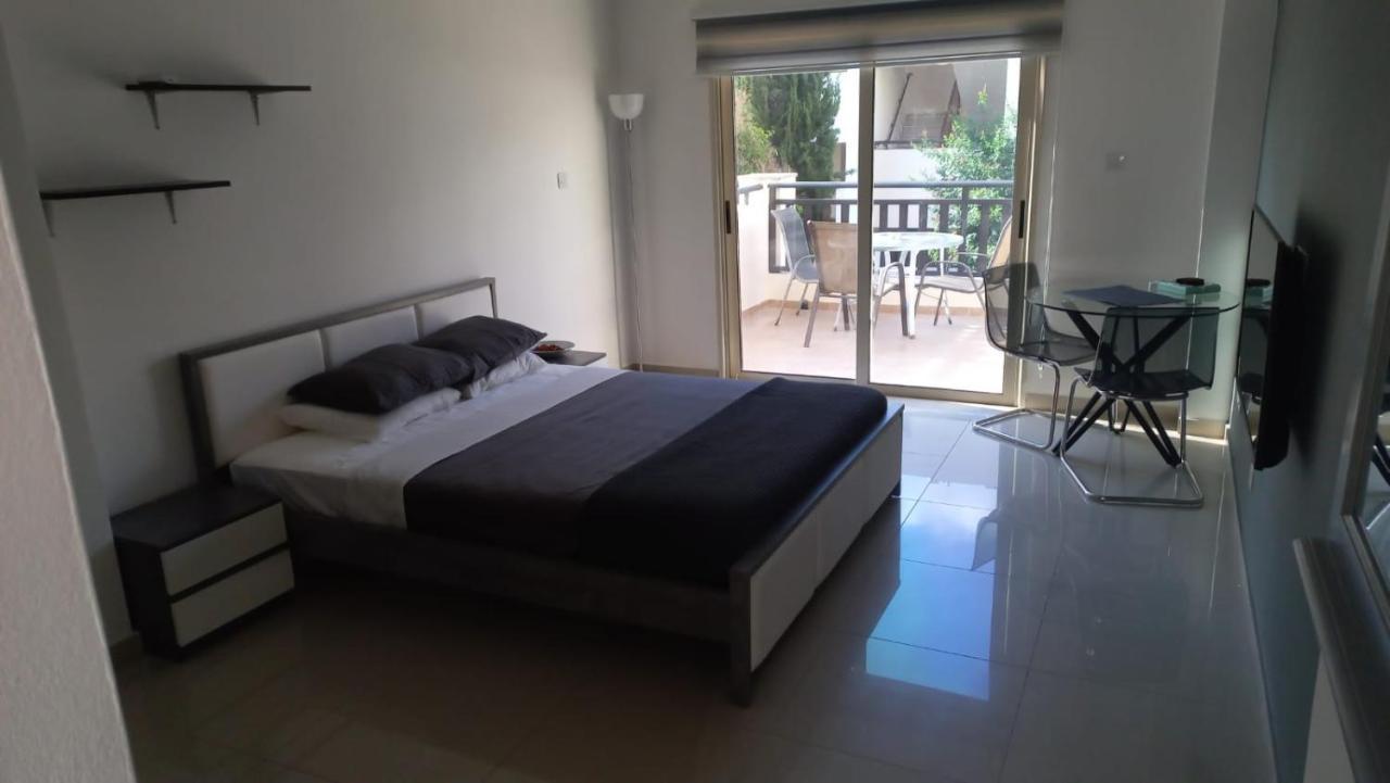 Modern Studio Apartment Armonia Court Паралимни Екстериор снимка