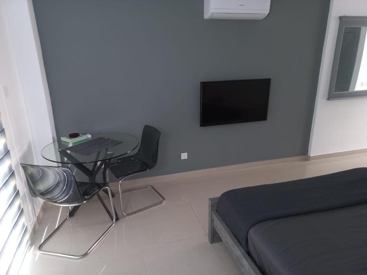 Modern Studio Apartment Armonia Court Паралимни Екстериор снимка