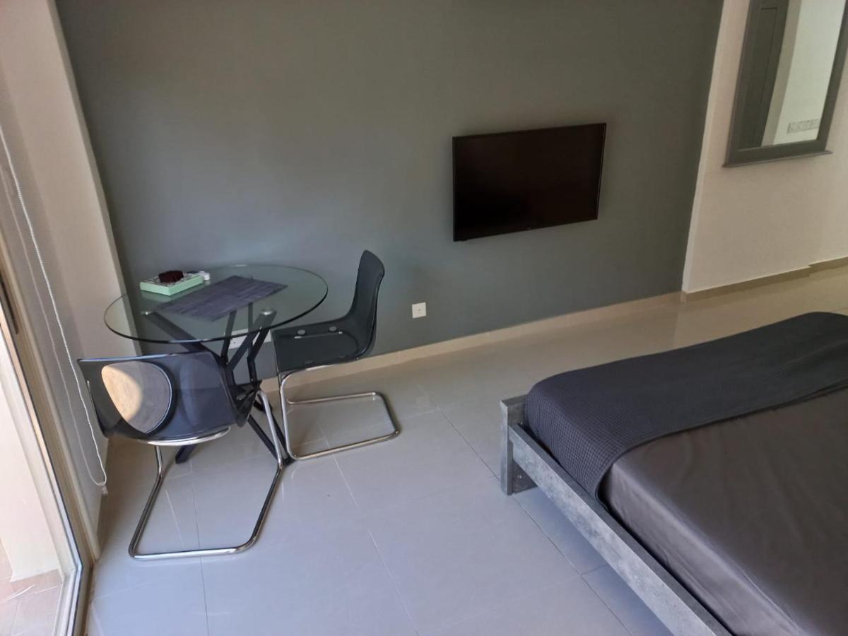 Modern Studio Apartment Armonia Court Паралимни Екстериор снимка