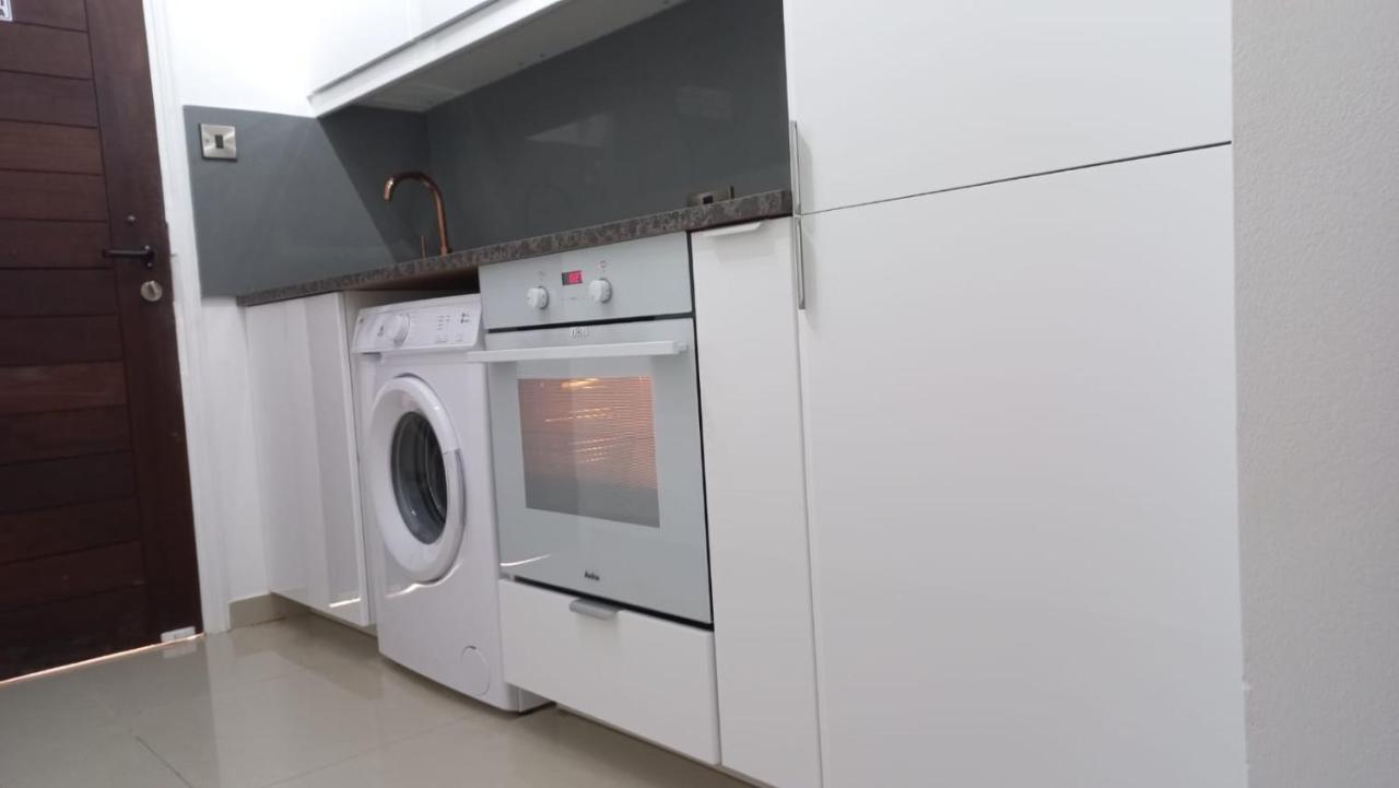 Modern Studio Apartment Armonia Court Паралимни Екстериор снимка