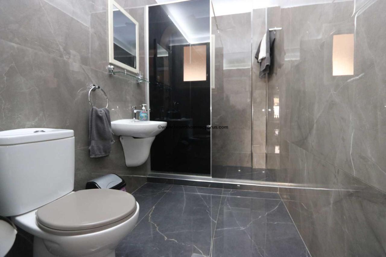 Modern Studio Apartment Armonia Court Паралимни Екстериор снимка